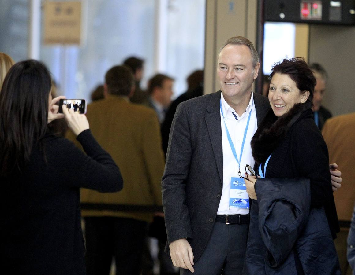 El presidente de la Comunidad Valenciana, Alberto Fabra, posa para una fotografía durante la convención nacional del Partido Popular.