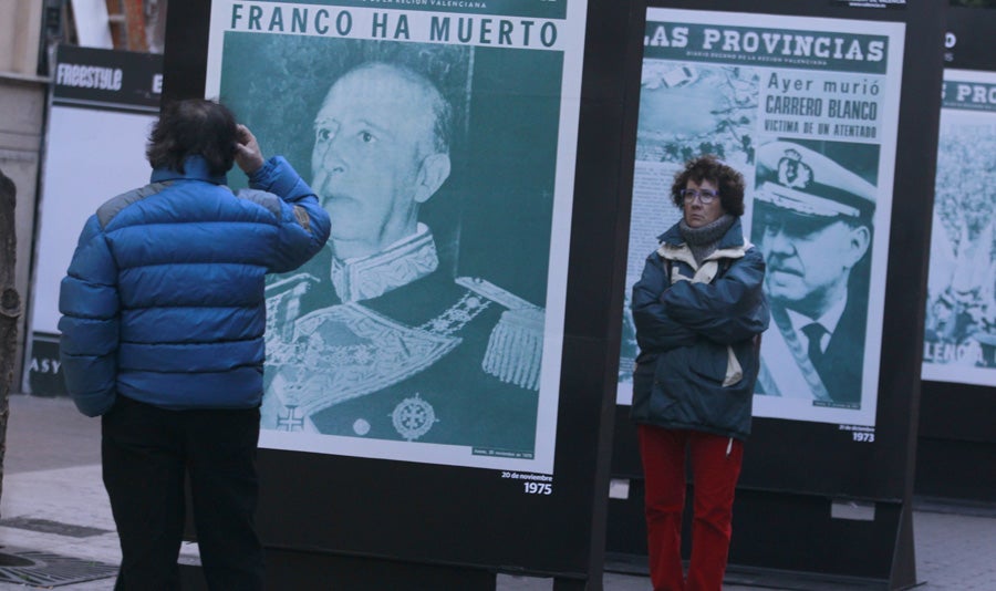 Los valencianos visitan la exposición de portadas históricas de LAS PROVINCIAS