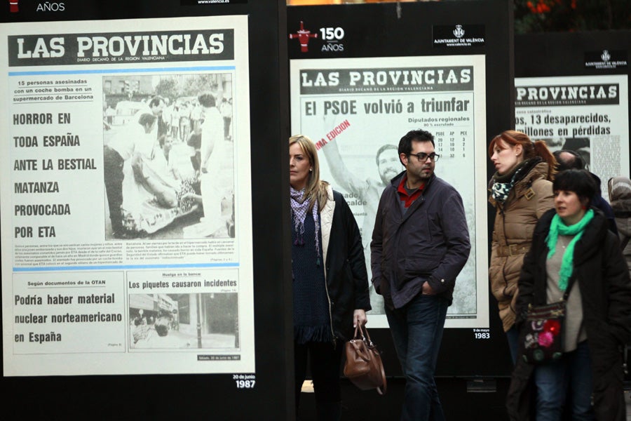 Los valencianos visitan la exposición de portadas históricas de LAS PROVINCIAS