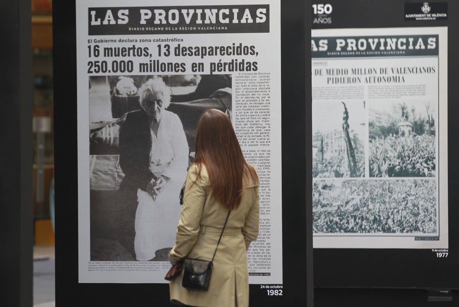 Los valencianos visitan la exposición de portadas históricas de LAS PROVINCIAS