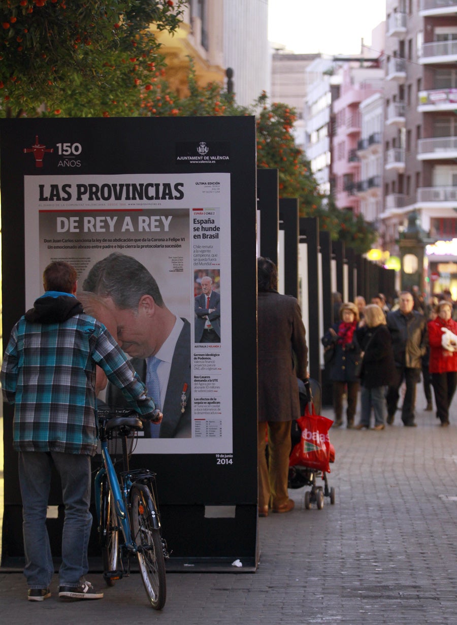 Los valencianos visitan la exposición de portadas históricas de LAS PROVINCIAS