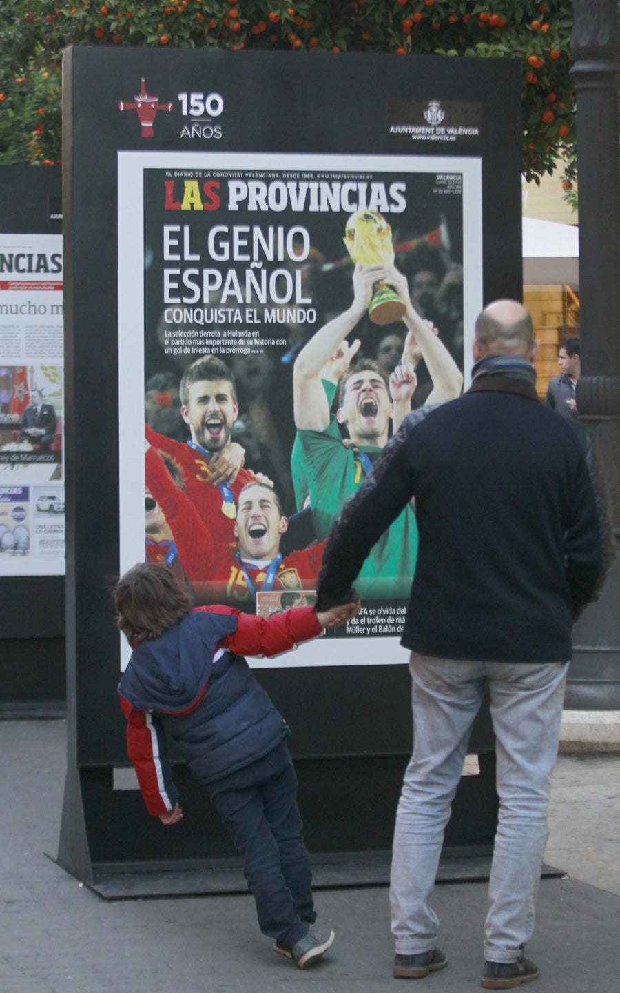 Los valencianos visitan la exposición de portadas históricas de LAS PROVINCIAS