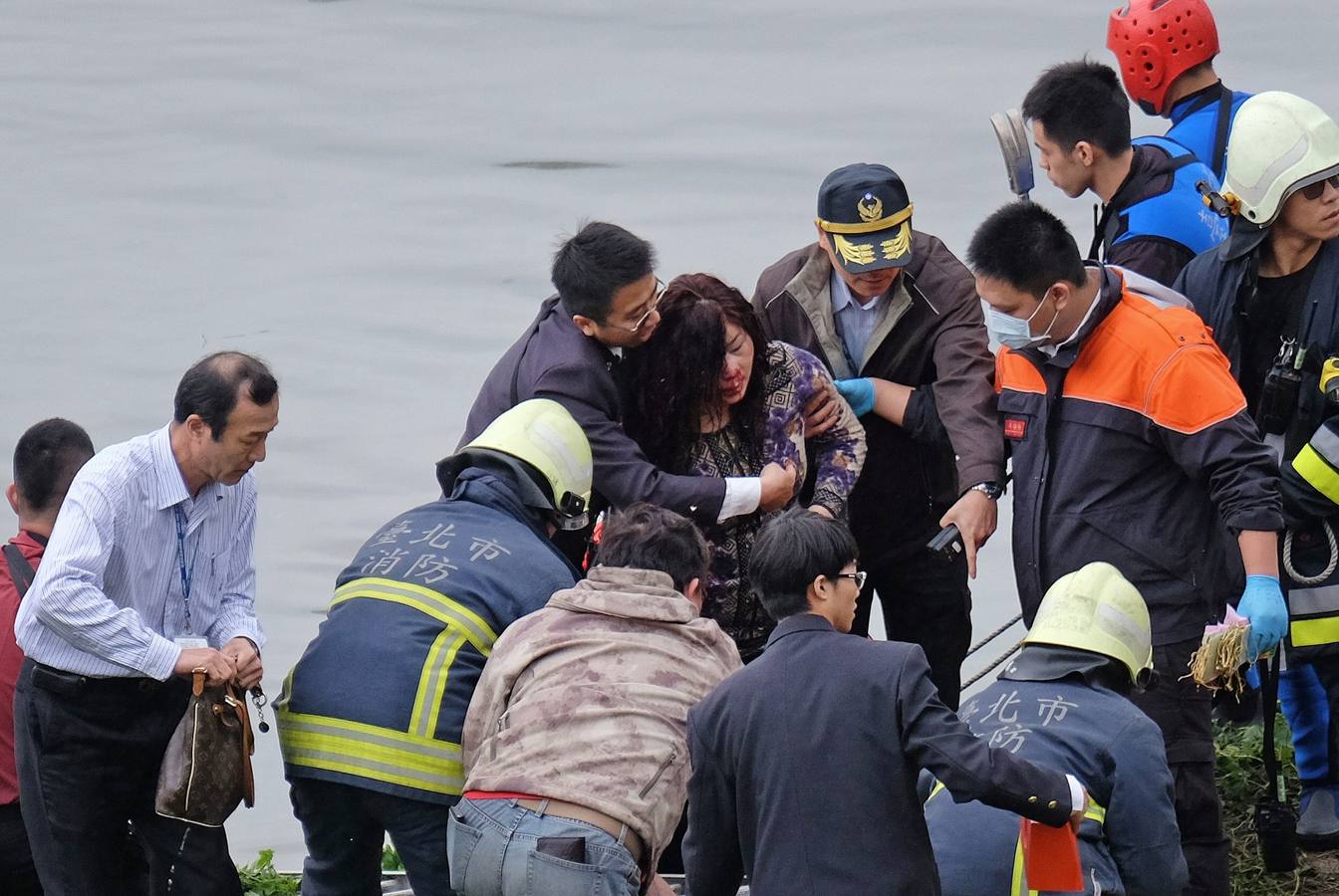 Se estrella un avión con 58 ocupantes en un río de Taiwán. El avión, un ATR-72, cubría el trayecto entre Taipei y Jinmen y se precipitó al río Jilong tras golpear un viaducto. Los servicios de emergencias trabajn en el lugar del impacto buscando supervivientes y atendiendo a los heridos.