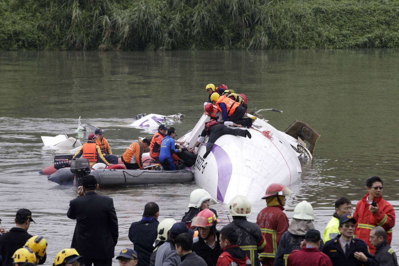 Se estrella un avión con 58 ocupantes en un río de Taiwán. El avión, un ATR-72, cubría el trayecto entre Taipei y Jinmen y se precipitó al río Jilong tras golpear un viaducto. Los servicios de emergencias trabajn en el lugar del impacto buscando supervivientes y atendiendo a los heridos.