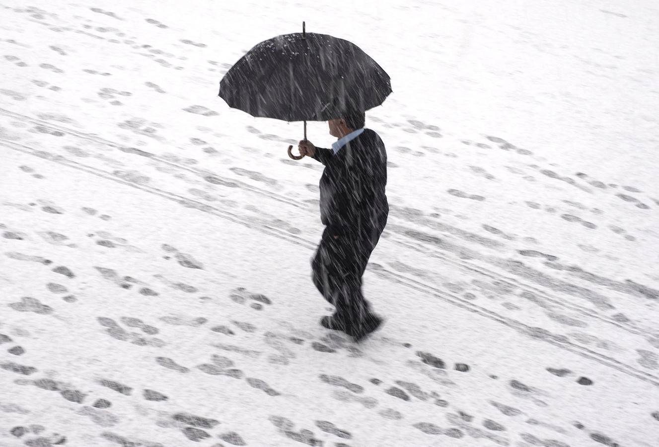 Lugo, nevado. LUGO. Un hombre camina por el exterior del hospital Lucus Augusto, en Lugo. La cota de nieve se situará en torno a 300 metros, con descenso de temperaturas mínimas en el sur y sin cambios en el resto de la comunidad, el viento soplará de componentes norte y noreste locamente fuerte en el litoral.