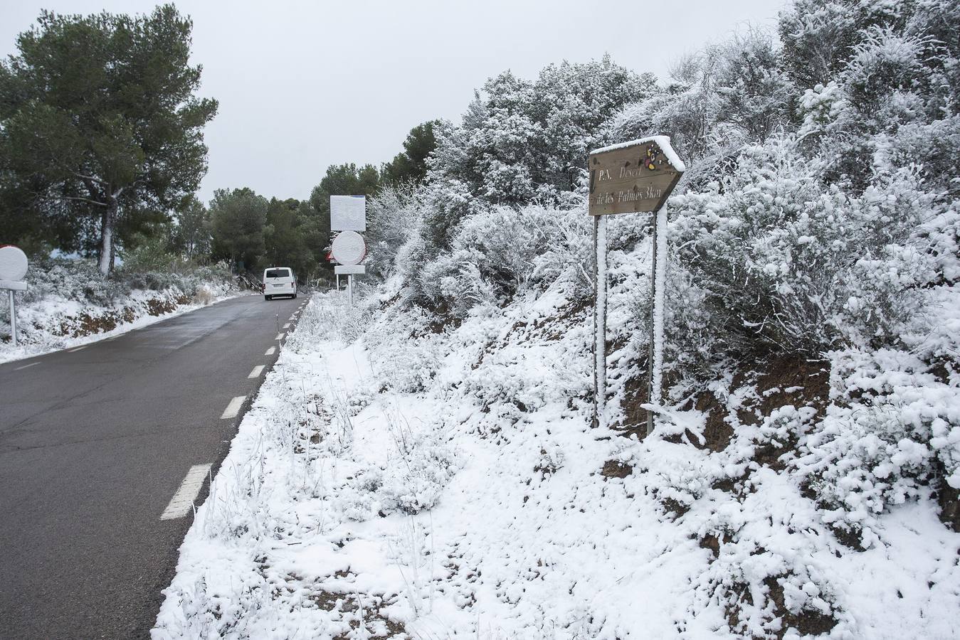 Nieve en el parque natural del Dessert de Les Palmes. 