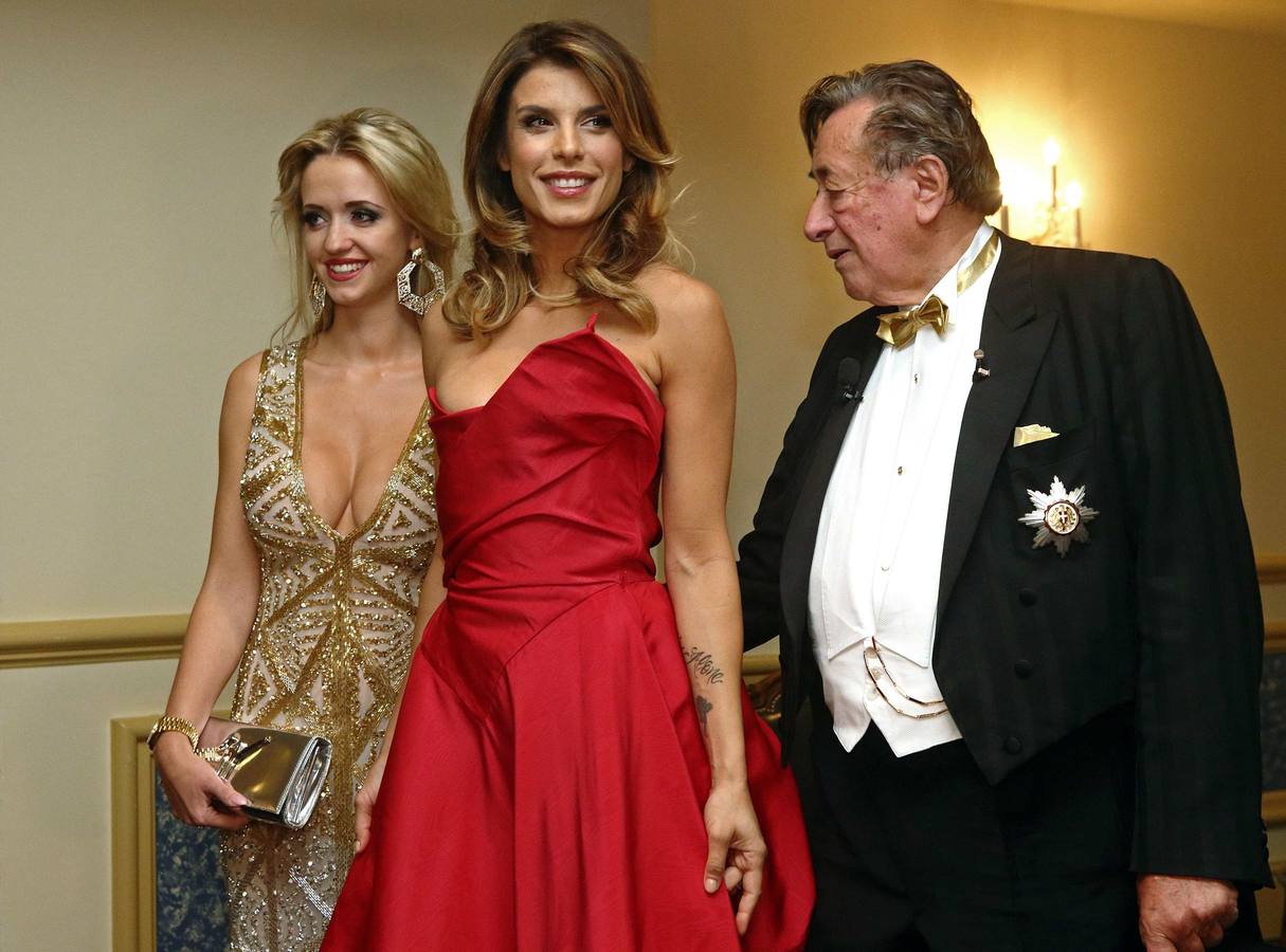 Elisabetta Canalis enseña un pezón en el Baile de la Ópera de Viena