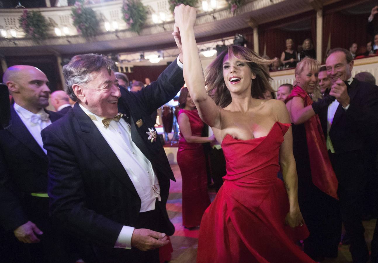 Elisabetta Canalis enseña un pezón en el Baile de la Ópera de Viena