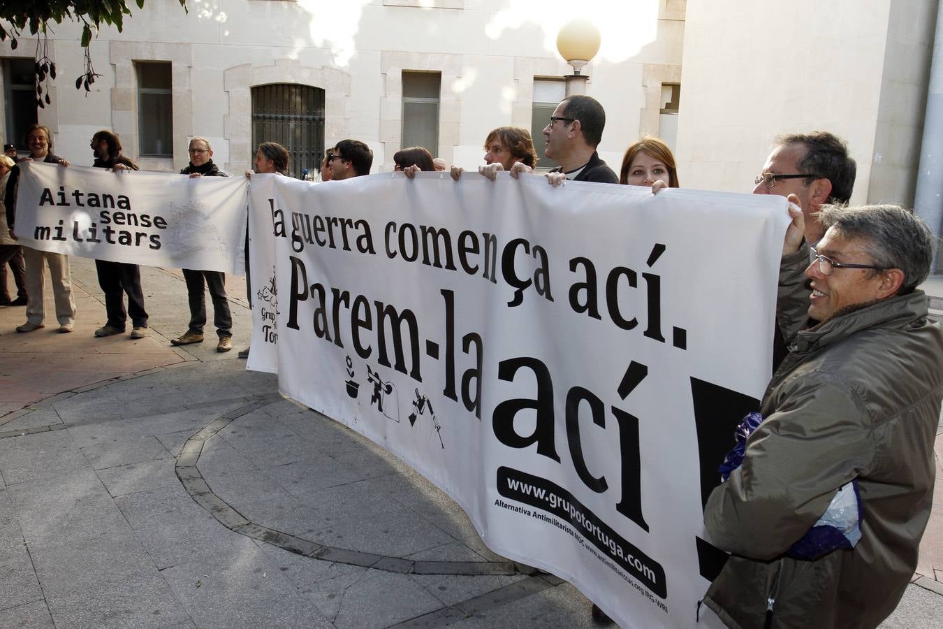 Protesta antimilitarista a las puertas del Juzgado de Benalúa