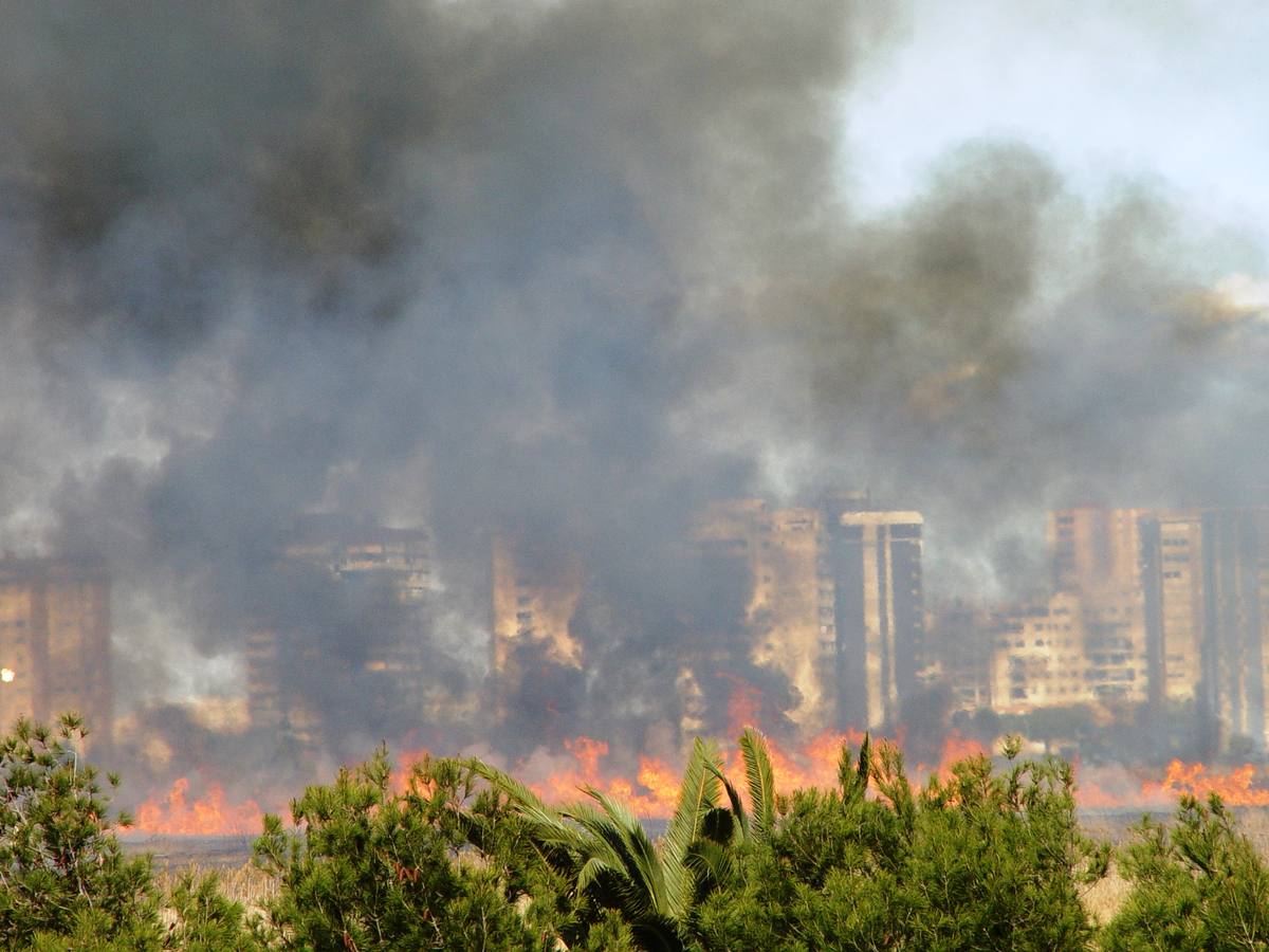 Fotos del incendio en Massalfassar, junto al centro comercial El Manar