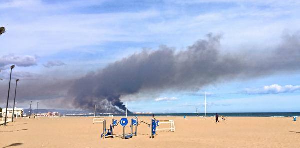 Fotos del incendio en Massalfassar, junto al centro comercial El Manar