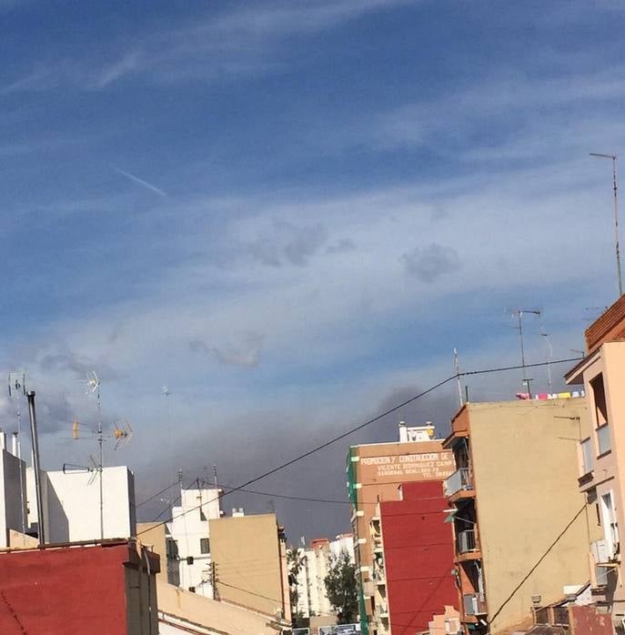 Fotos del incendio en Massalfassar, junto al centro comercial El Manar