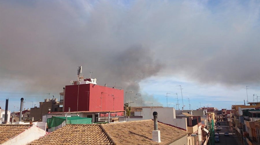 Fotos del incendio en Massalfassar, junto al centro comercial El Manar