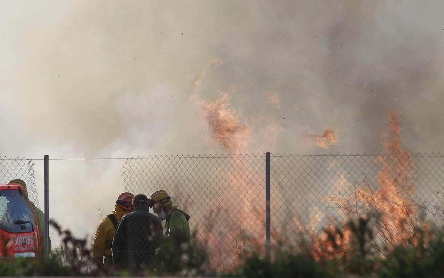 Fotos del incendio en Massalfassar, junto al centro comercial El Manar