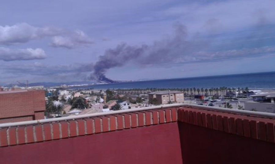 Fotos del incendio en Massalfassar, junto al centro comercial El Manar