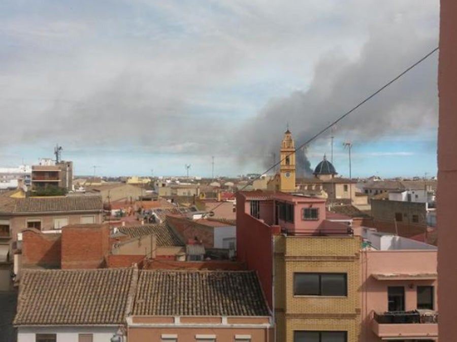 Fotos del incendio en Massalfassar, junto al centro comercial El Manar