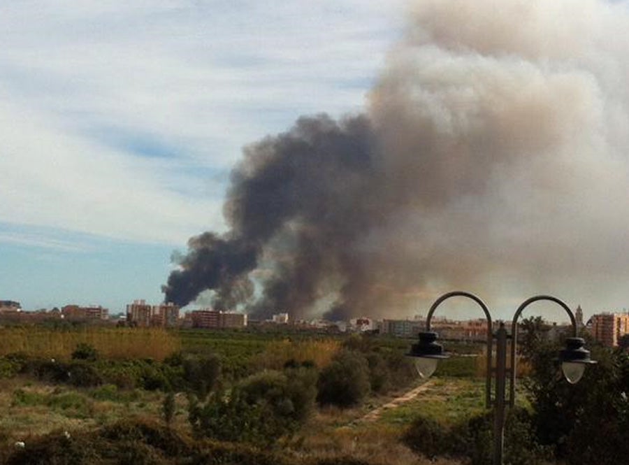 Fotos del incendio en Massalfassar, junto al centro comercial El Manar