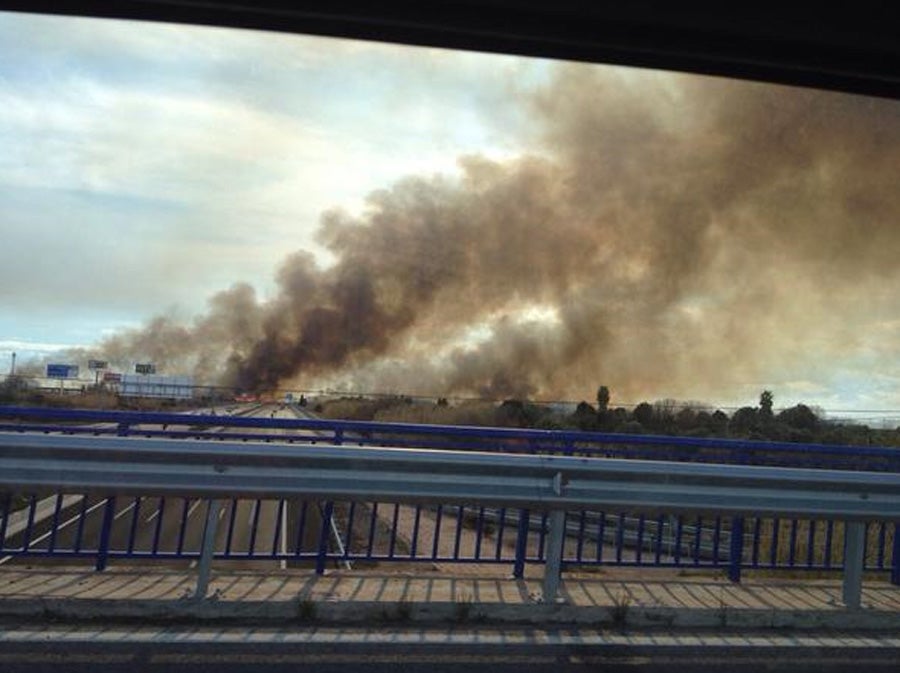 Fotos del incendio en Massalfassar, junto al centro comercial El Manar