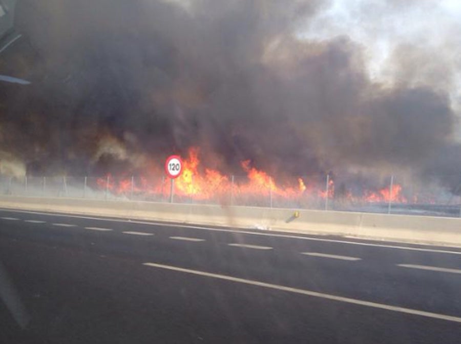Fotos del incendio en Massalfassar, junto al centro comercial El Manar
