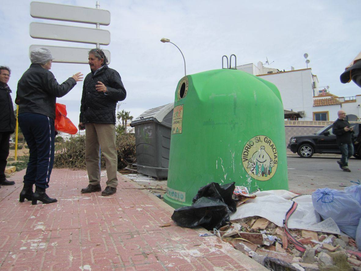 Acumulación de basuras en urbanizaciones de Orihuela