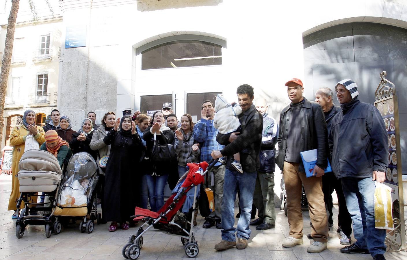 Decenas de familias piden una casa en Alicante