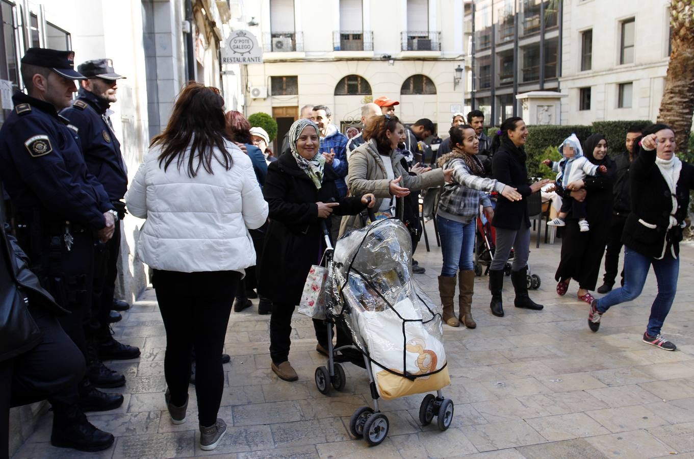 Decenas de familias piden una casa en Alicante