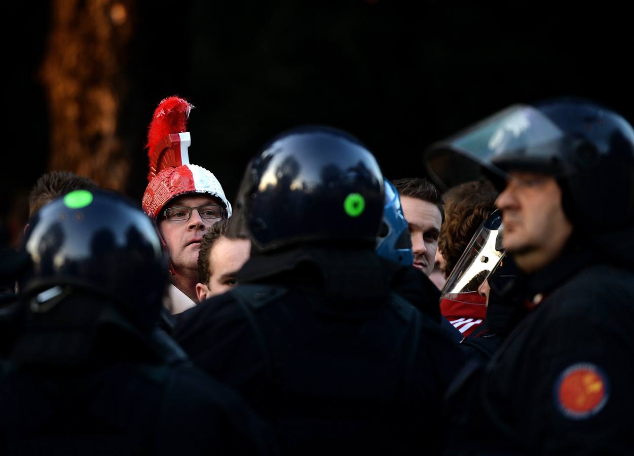 Hinchas del Feyenoord provocan graves disturbios en Roma