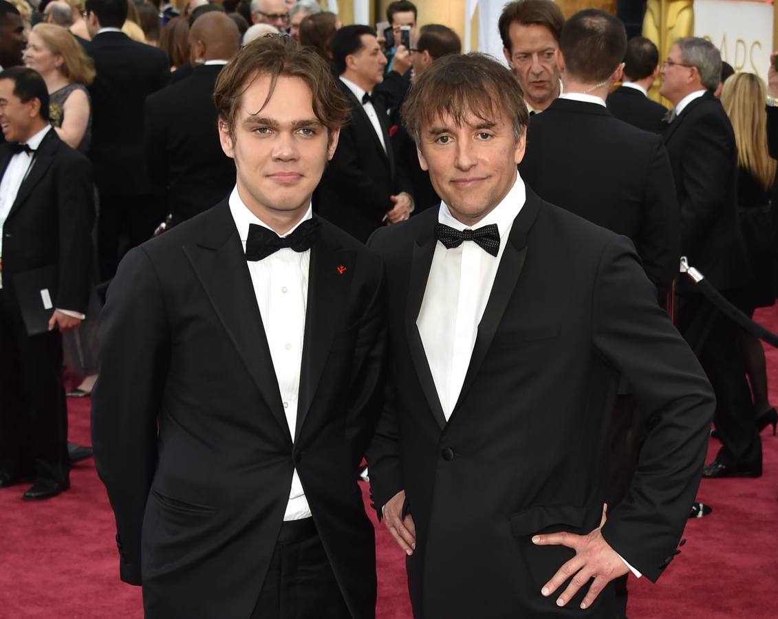 El actor Ellar Coltrane y el director Richard Linklater posan a su llegada al Dolby Theatre de Los Ángeles.