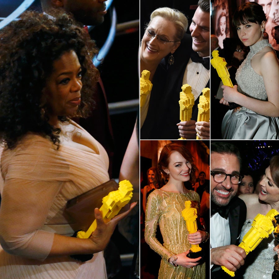 Un Oscar hecho con piezas de Lego se coló en la gala de los premios del cine y muchos famosos decidieron inmortalizarse con el muñeco amarillo. Oprah Winfrey; Meryl Streep; Bradley Cooper; Steve Carell y Julianne Moore; Emma Stone y Felicity Jones cayeron en sus redes.