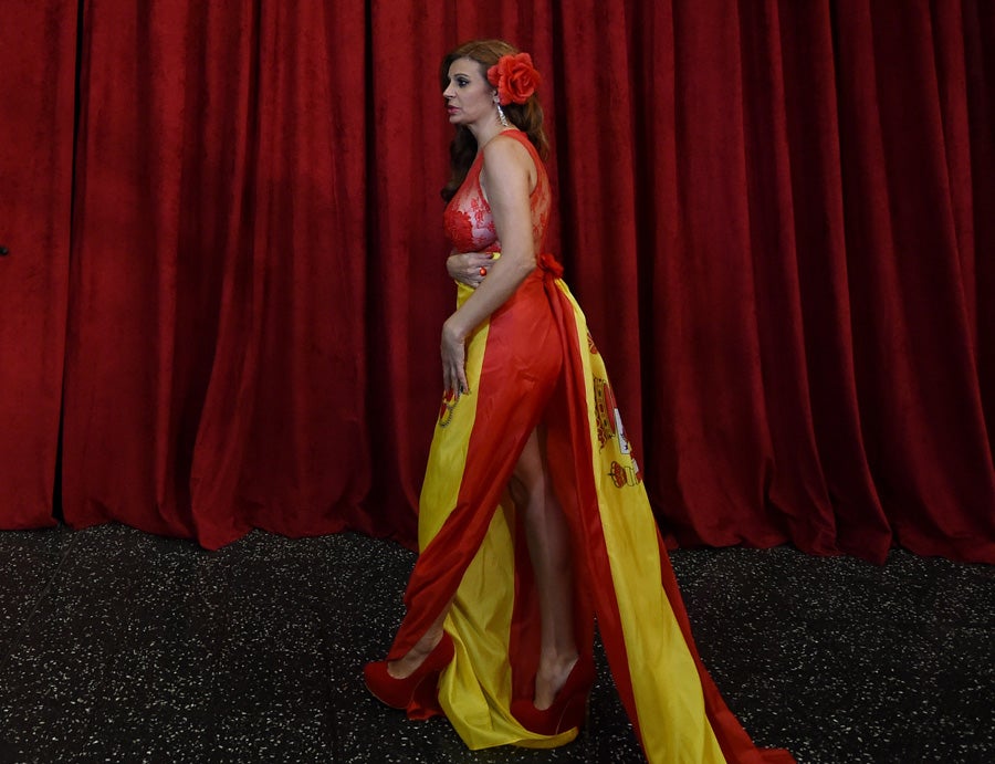 Sonia Monroy apareció un día antes de la celebración de los Oscar (durante la preparación oficial de la gala) con un traje muy patrio: top de encaje rojo casi transparente, una gran bandera española como falda y una flor roja en el pelo. Su 'look' encendió las redes sociales.