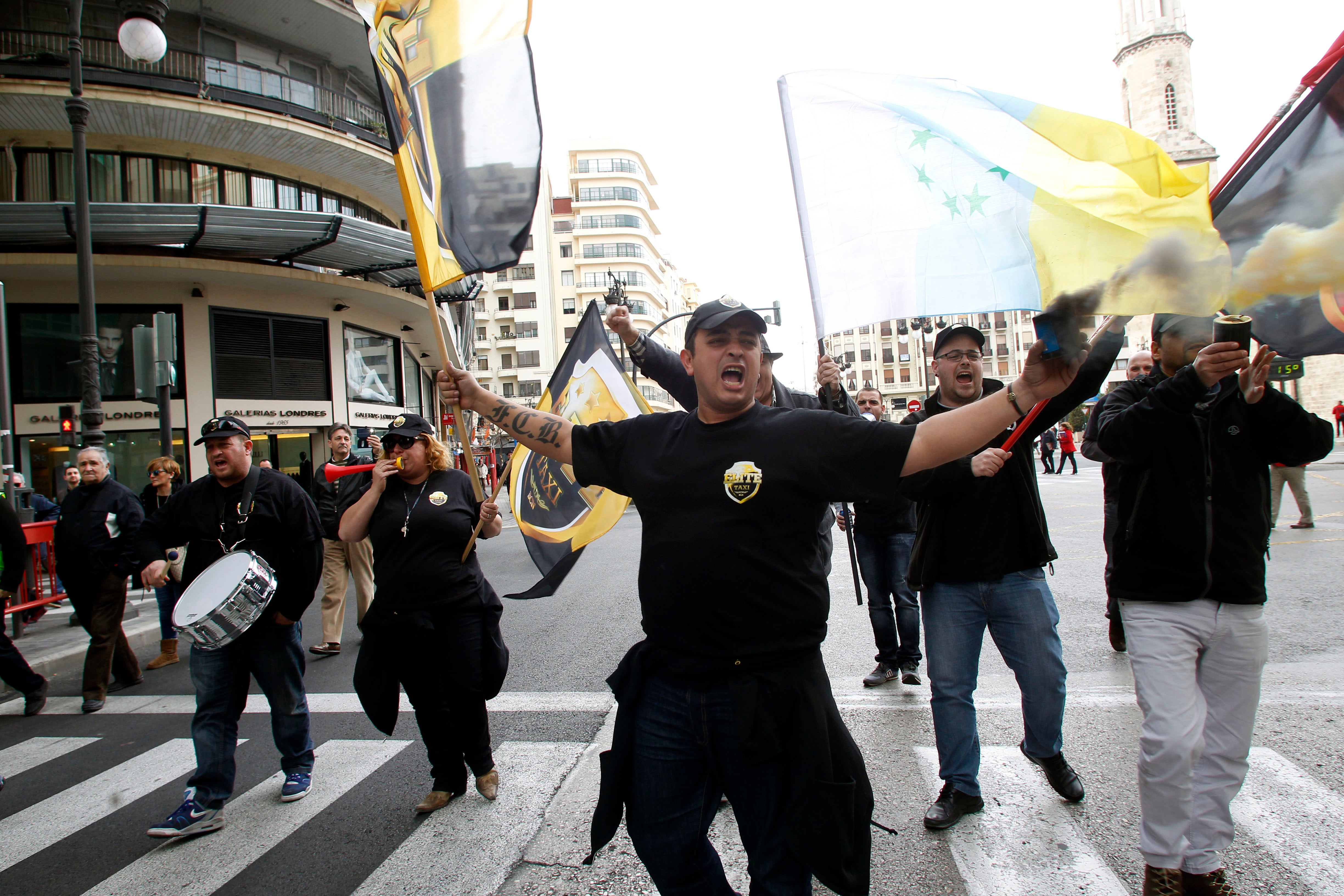 Huelga de taxis, interinos y estudiantes en Valencia