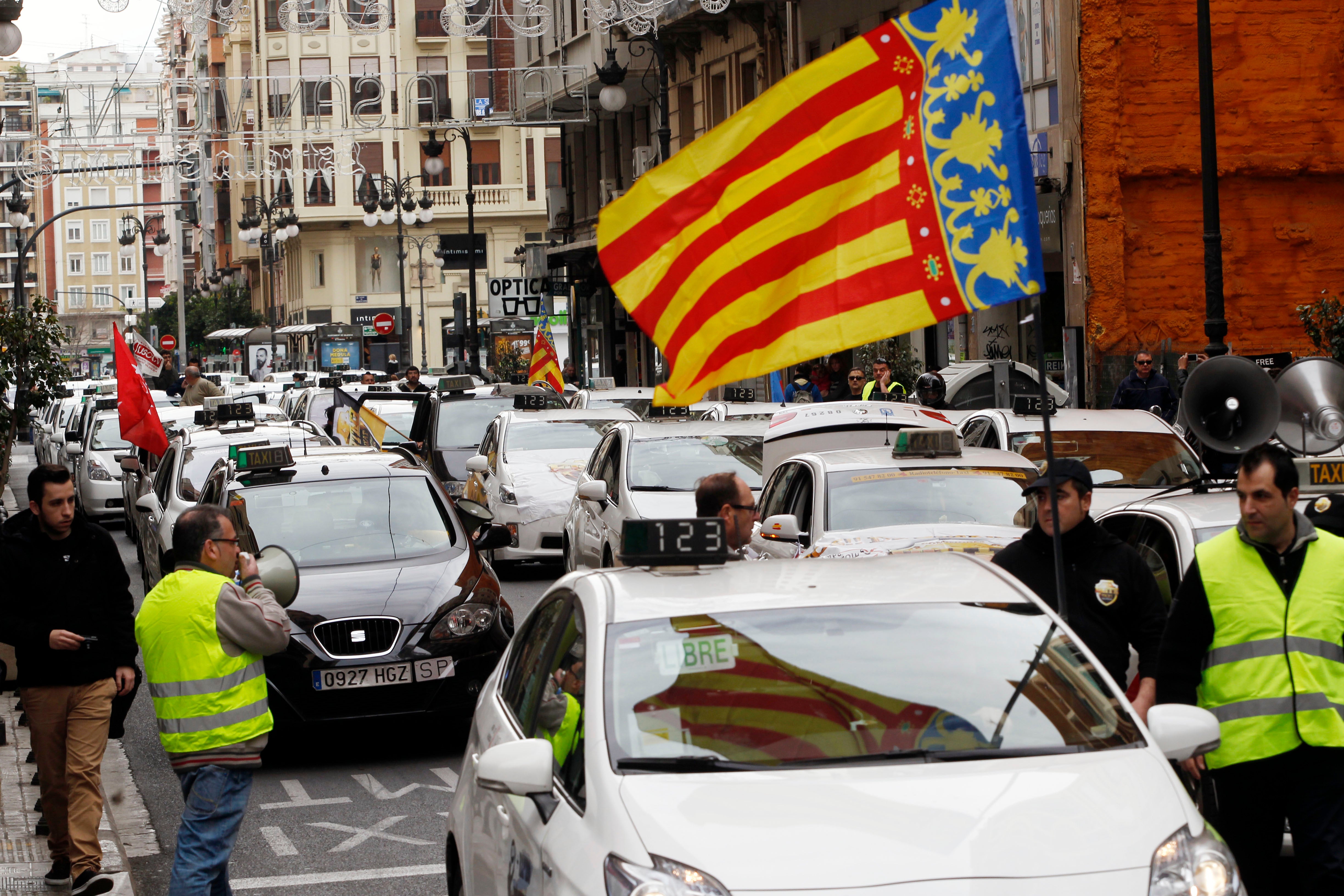 Huelga de taxis, interinos y estudiantes en Valencia
