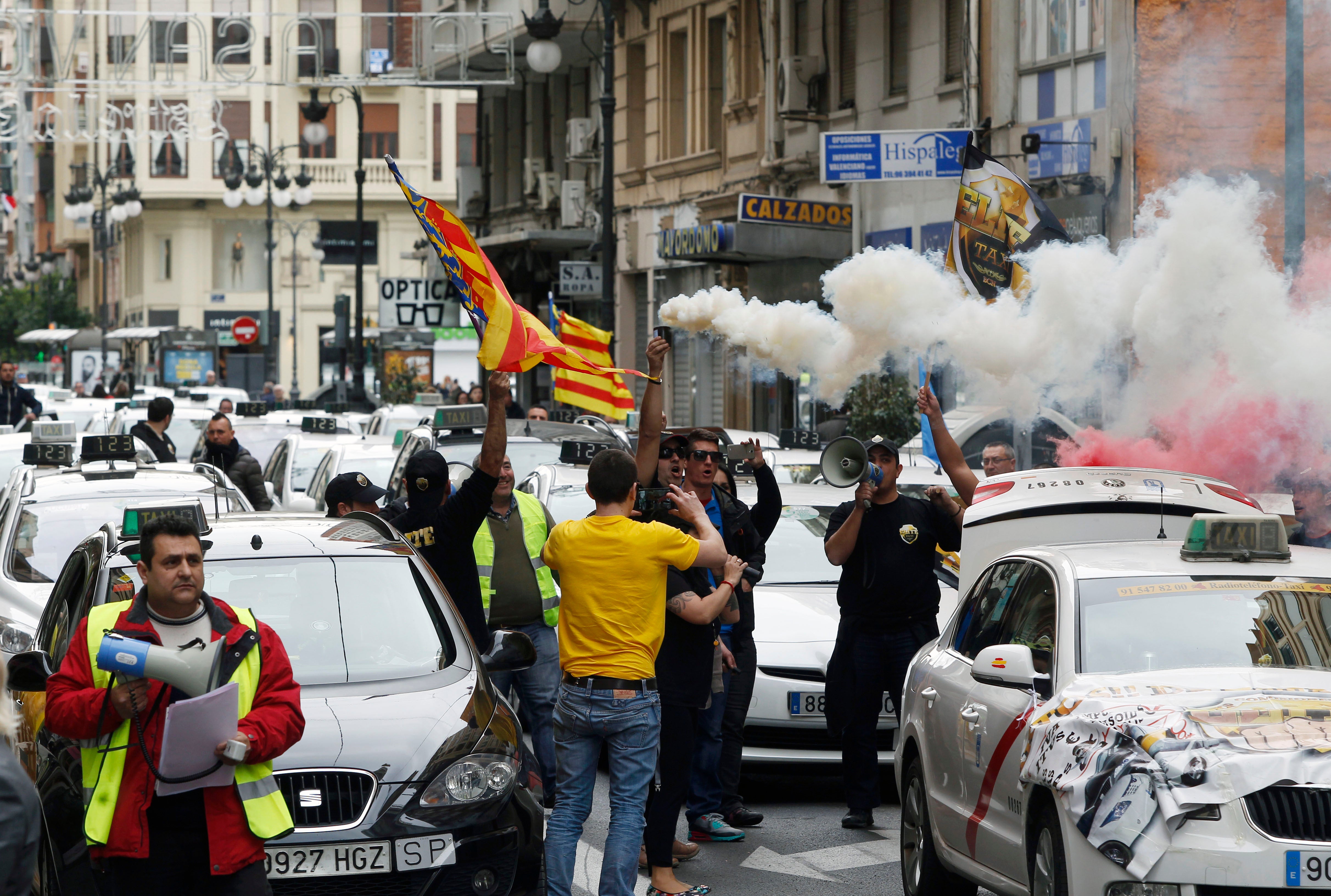 Huelga de taxis, interinos y estudiantes en Valencia