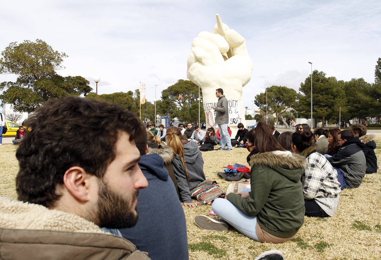 Asamblea de universitarios en la UA