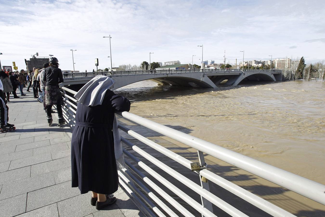 El Ayuntamiento de Zaragoza ha activado la alerta naranja, el nivel más alto de movilización, para proteger a la ciudad de la crecida del río Ebro, ante el "baile de cifras" y la "inexactitud" sobre la hora de llegada de la punta de la avenida.