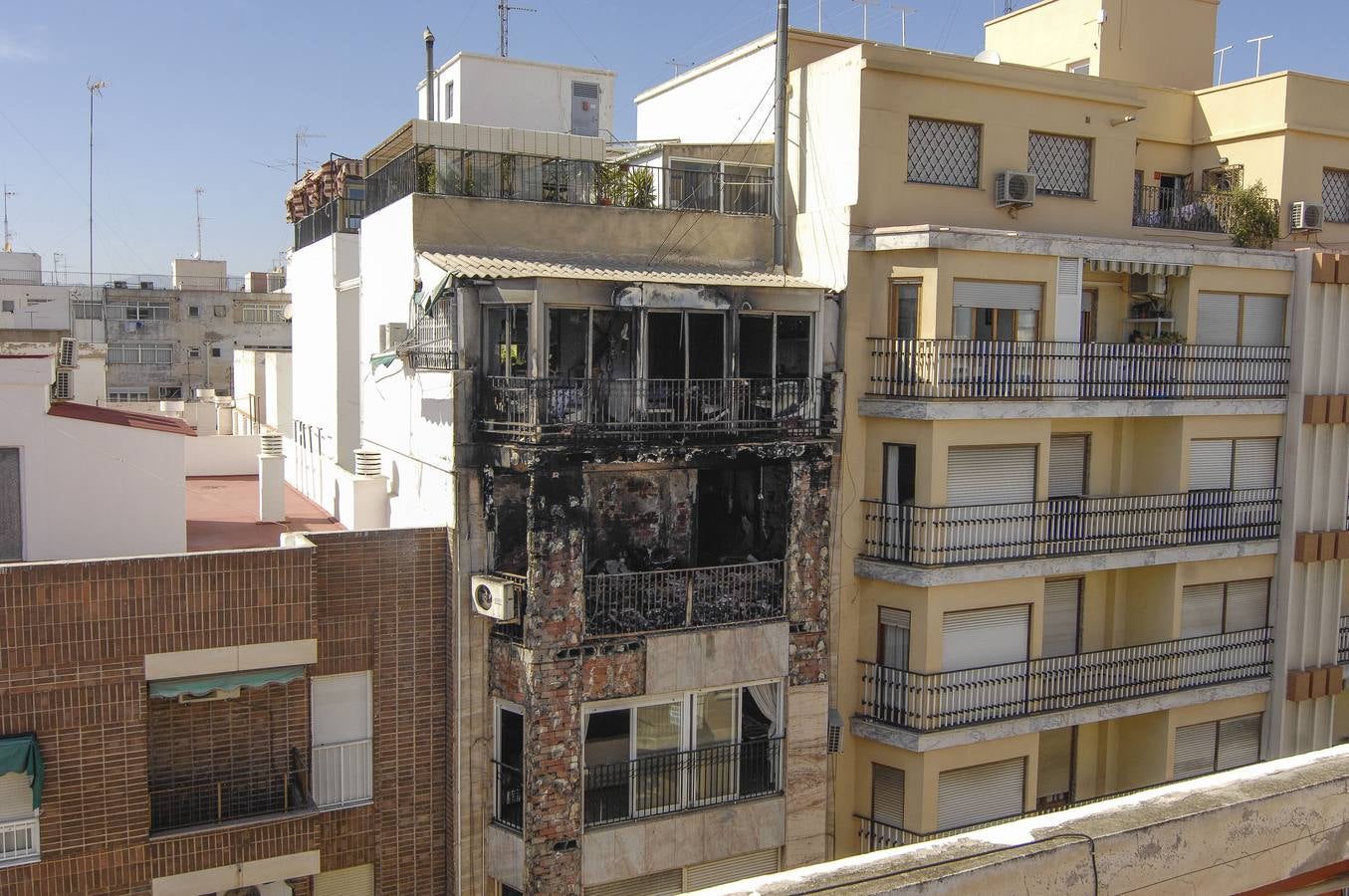 Fallece una anciana y otras 5 personas son atendidas en un incendio en Elche