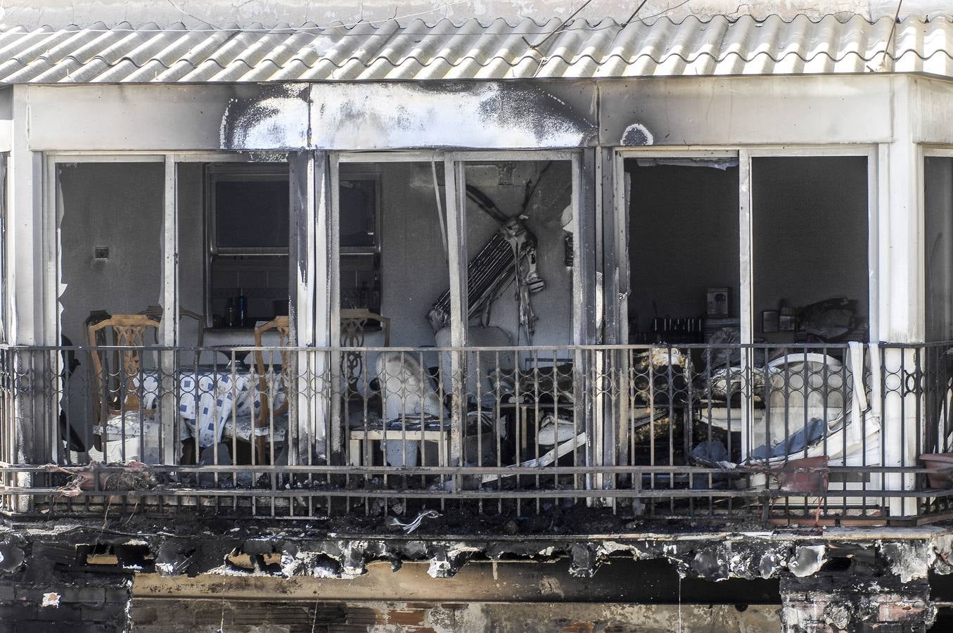 Fallece una anciana y otras 5 personas son atendidas en un incendio en Elche