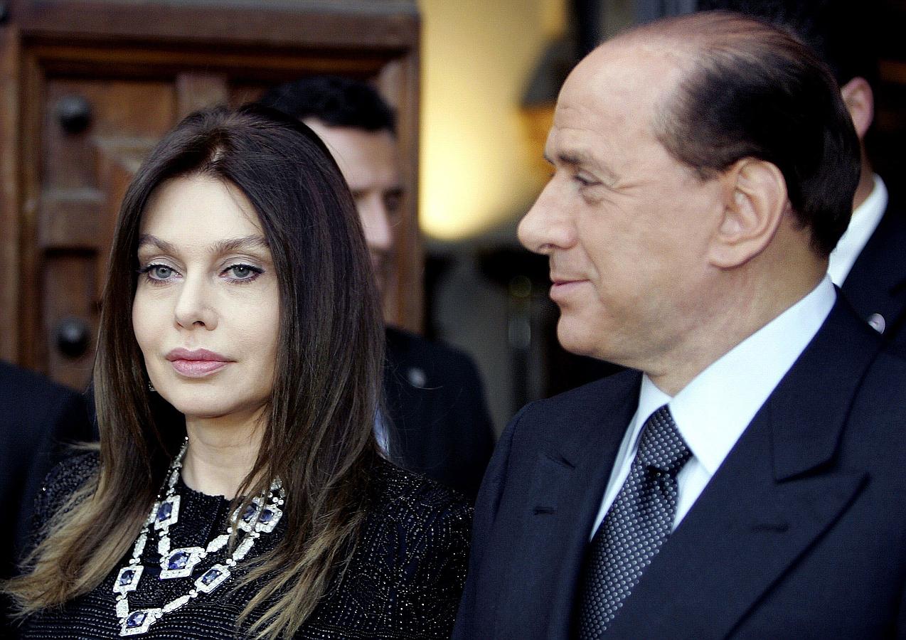 1. SILVIO BERLUSCONI Y VERONICA LARIO. Tras su separación de 'il Cavaliere', en 2014, Veronica recibe una pensión vitalicia de 36 millones de euros al año (100.000 euros al día, tres millones al mes).