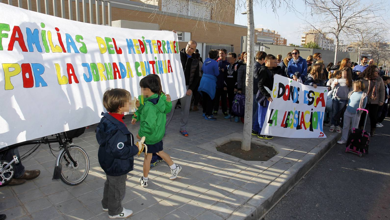 Madres y padres piden votar en los colegios