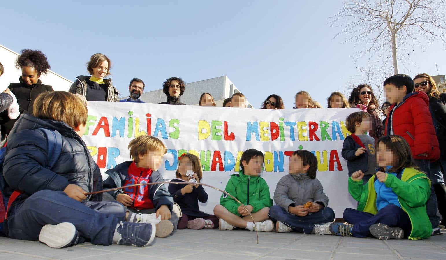 Madres y padres piden votar en los colegios