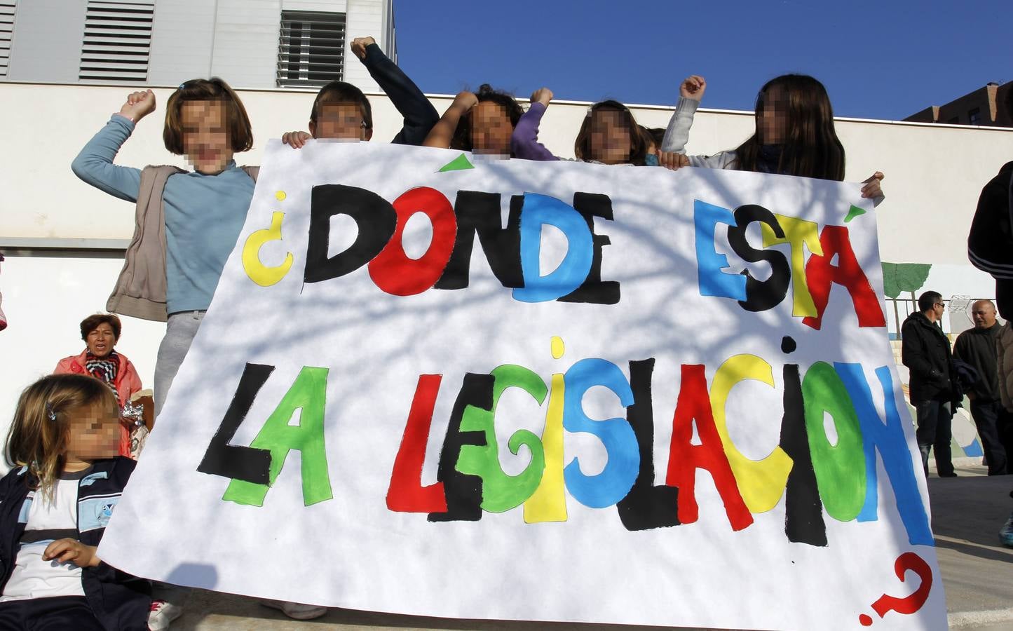 Madres y padres piden votar en los colegios