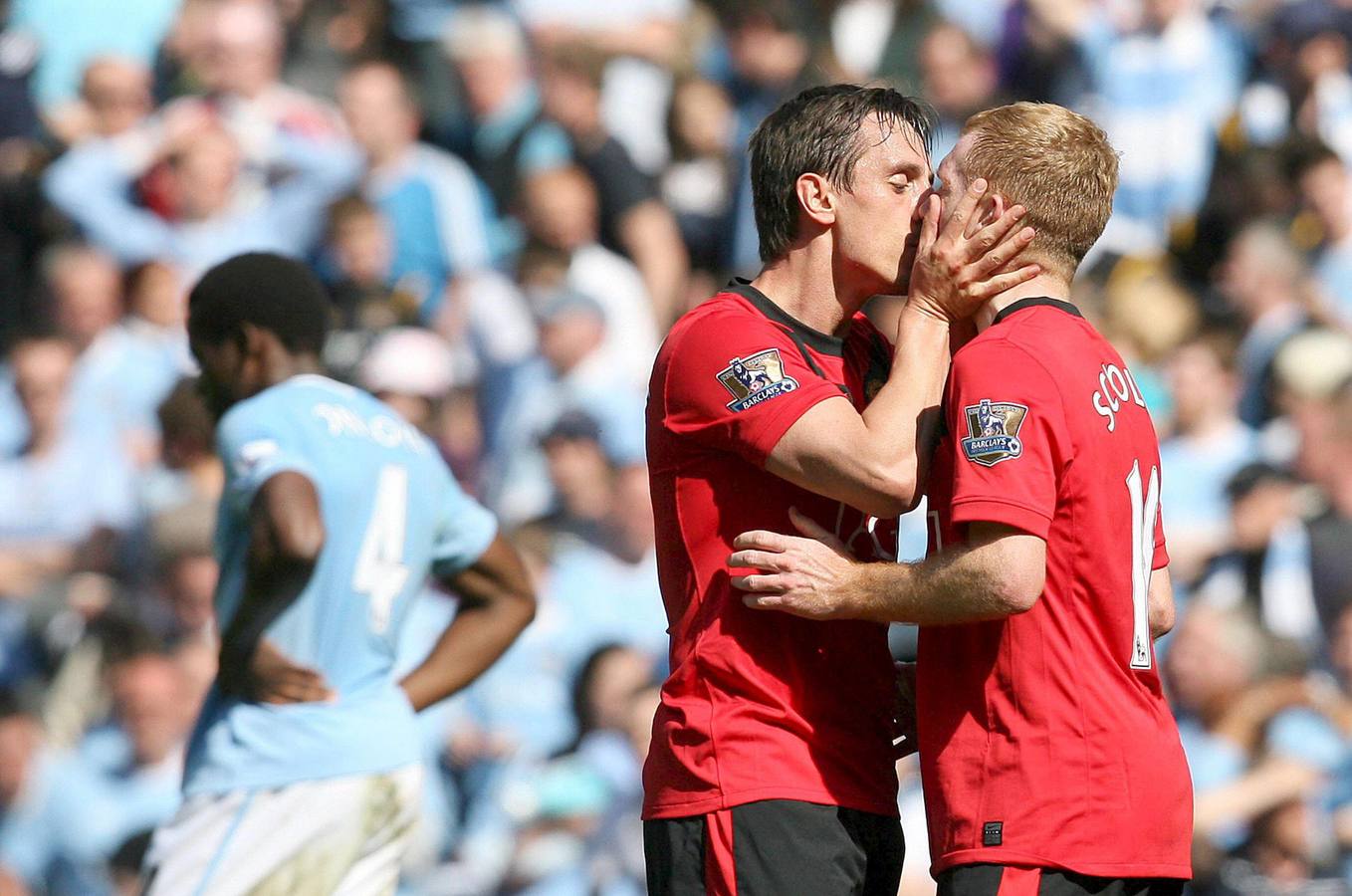 Paul Scholes. Esta celebración trajo mucha polémica porque fue un acto muy llamativo. En el año 2010, tras anotar Scholes un gol en el tramo final en un derbi ante el Manchester City, que supuso la victoria para los diablos rojos, su compañero Gary Neville de la euforia besó en la boca al centrocampista.