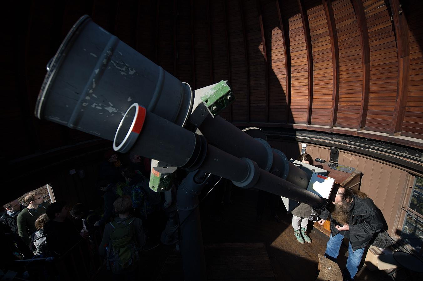 Eclipse solar 2015: Así se ha vivido. JENA (ALEMANIA). Varios visitantes al Observatorio de Urania, en la localidad alemana de Jena, observan el eclipse parcial de sol con el que se despide el invierno.