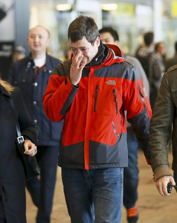 Familiares de los pasajeros del avión siniestrado llegan al aeropuerto de El Prat tras conocer lo ocurrido.