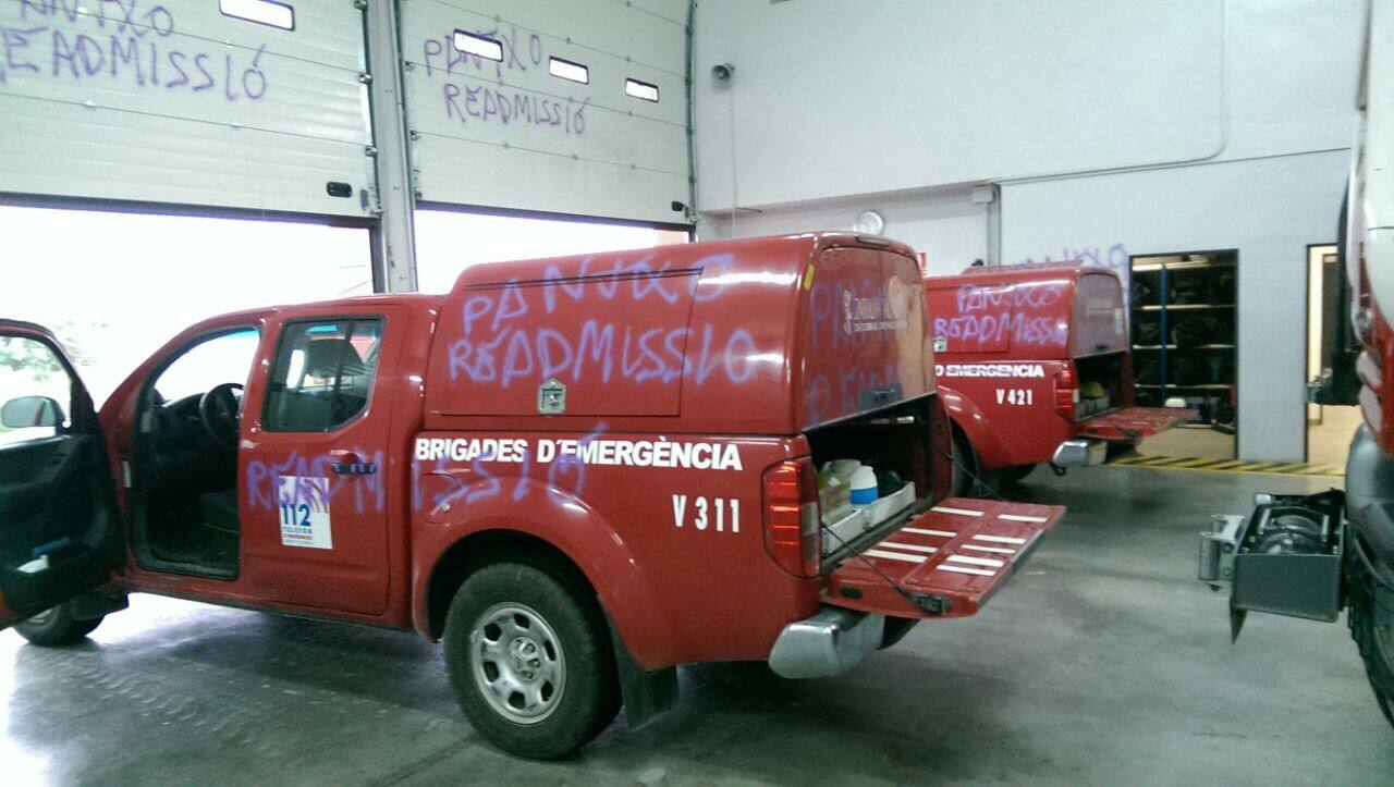 Pintadas en el parque de emergencias de Yàtova