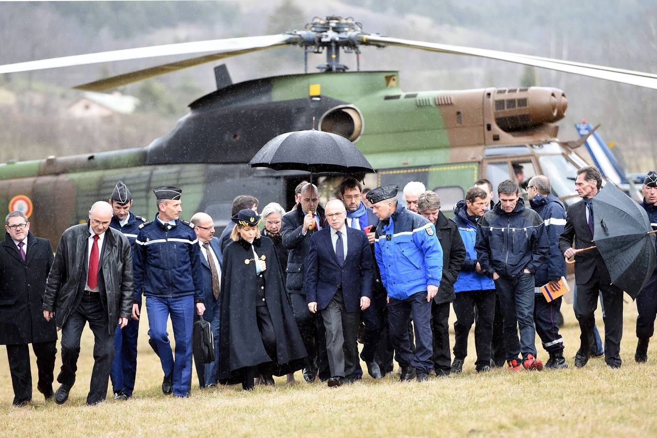 El ministro del Interior francés, en el lugar del accidente. SEYNE-LES- ALPES (FRANCIA). El ministro del Interior francés, Bernard Cazeneuve, sigue desde el lugar del accidente las operaciones de la búsqueda de los restos del Airbus A320 de la compañía Germanwings. El avión se estrelló en los Alpes franceses y que se ha cobrado la vida de 150 personas, 42 de las cuales son españolas.