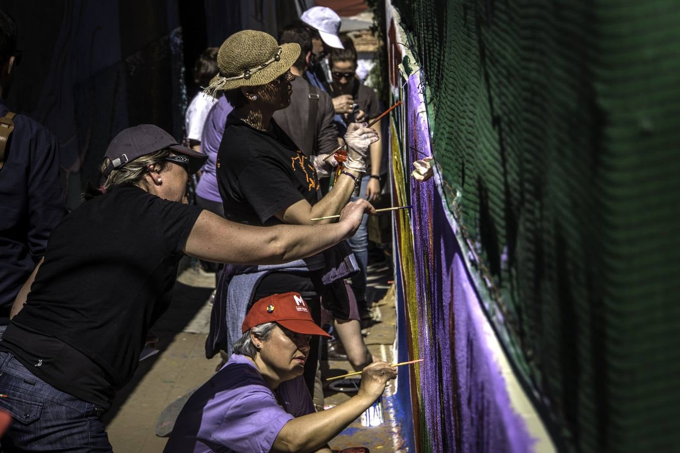 Artistas pintan murales en el barrio de San Isidro de Orihuela