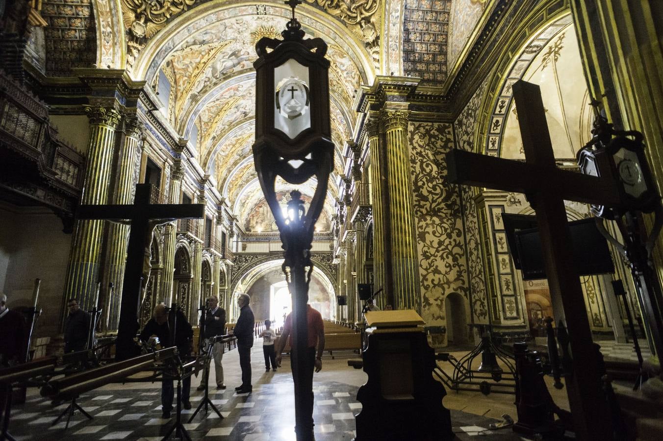 Preparativos del Cristo de la Buena Muerte