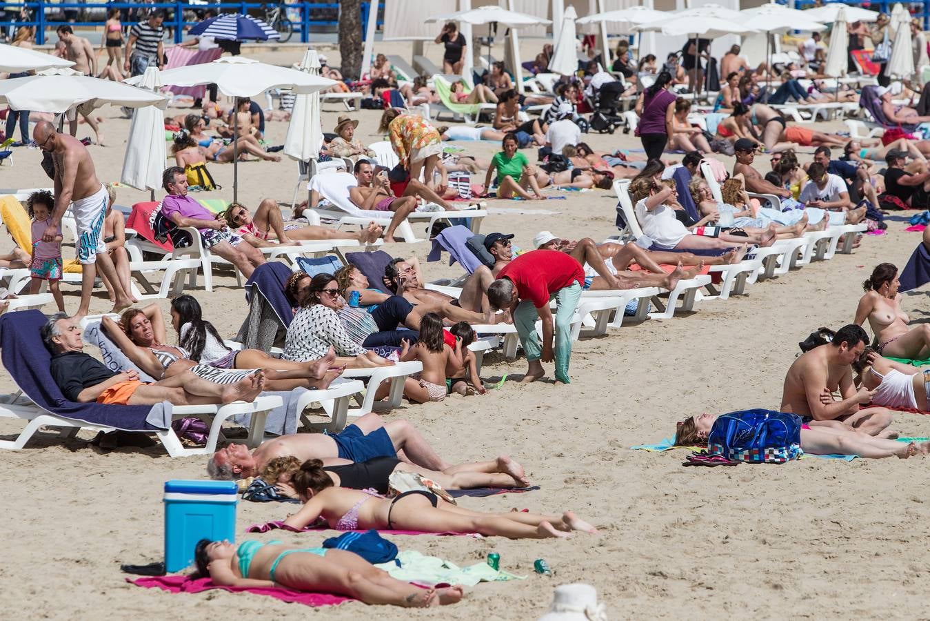 Los turistas disfrutan de la Semana Santa en Alicante