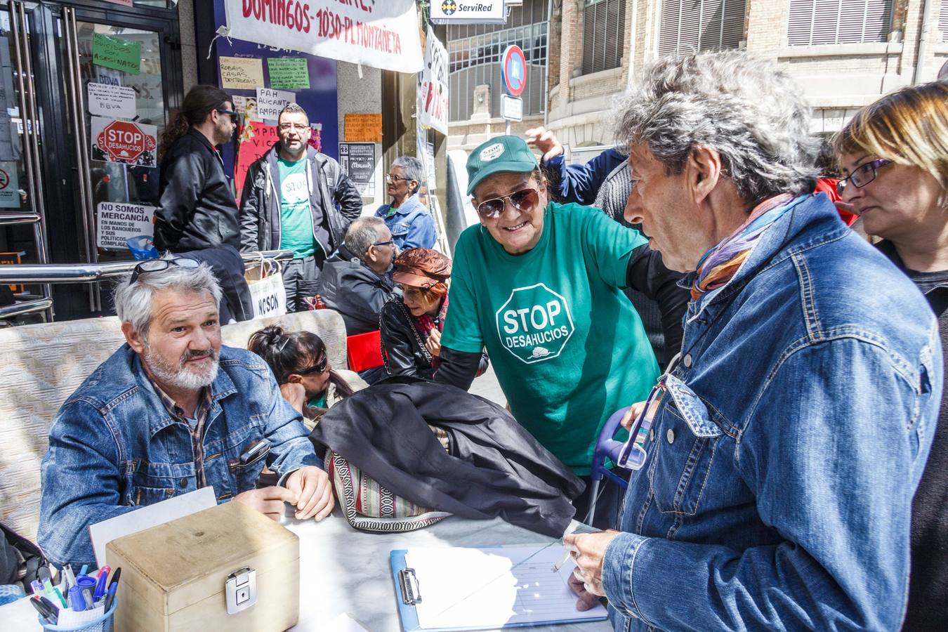 Sonia y Paco ponen fin a 94 días acampados